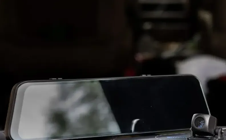 عينك الثالثة على الطريق: أفضل كاميرات خلفية للسيارات والشاحنات لعام 2026