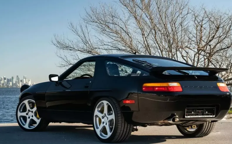 الأداء الميكانيكي: قوة الـ V8 بلمسة روف السحرية