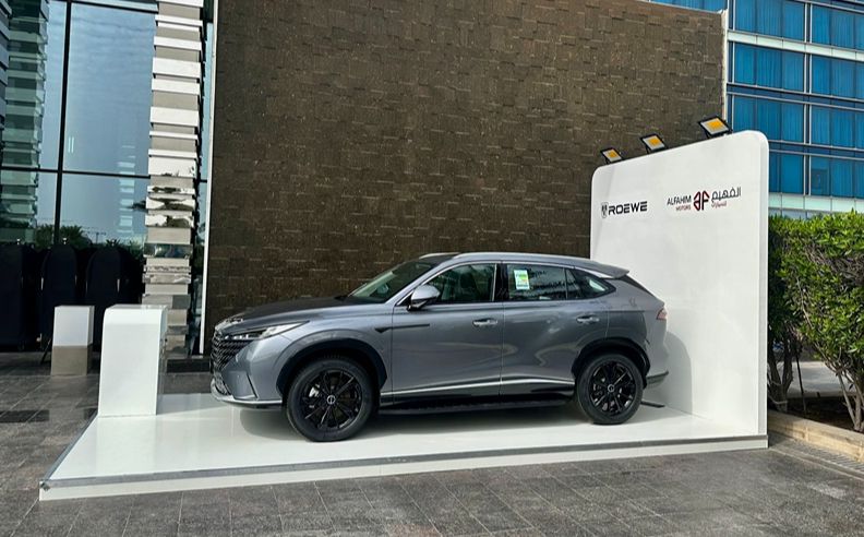 عرض سيارة ROEWE D5X الهجينة القابلة للشحن في أبوظبي