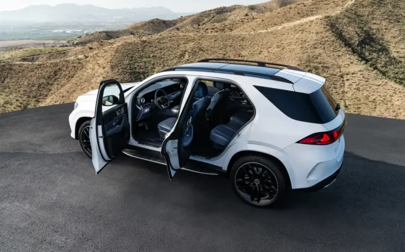 هندسة الأداء: قوة الـ V8 والتعليق السحابي