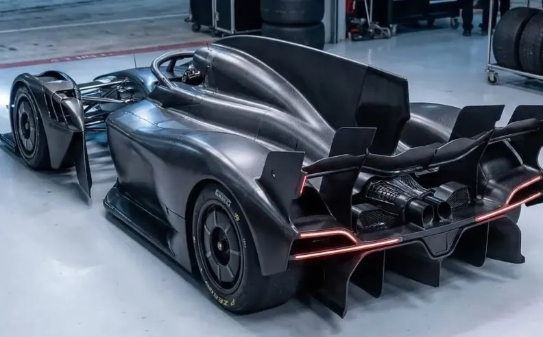 القوة الهجين: زئير الـ V12 وهدوء الكهرباء