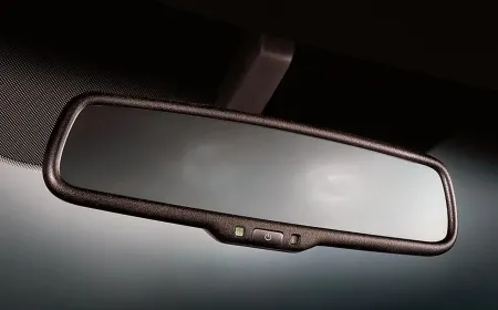 ما هو التعتيم التلقائي للمرايا الداخلية؟ تقنية الأمان الصامتة في سيارتك