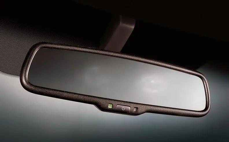 ما هو التعتيم التلقائي للمرايا الداخلية؟ تقنية الأمان الصامتة في سيارتك