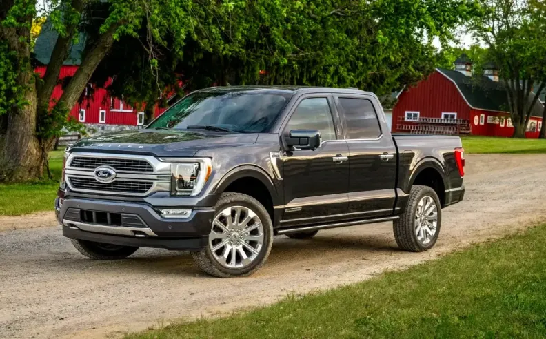فورد F-150 PowerBoost: القوة الهجينة في شاحنة لا تُقهر