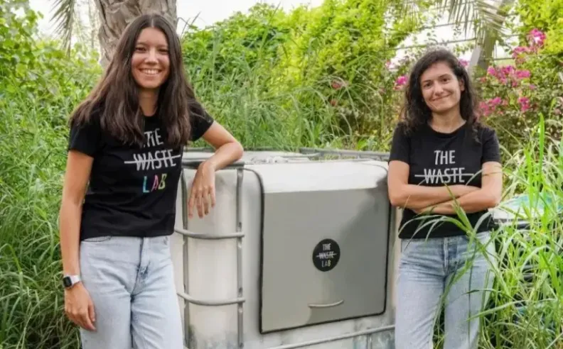 The Waste Lab شركة ناشئة تحت قيادة مجموعة من النساء، ومقرها الإمارات العربية المتحدة، وتتمثل مهمتها في الحد من النفايات الغذائية وإعادة تدويرها.