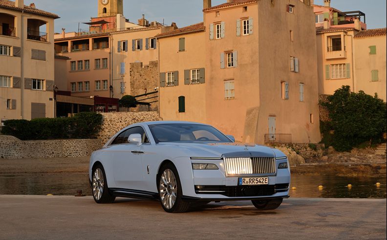 Rolls-Royce returns to Saint-Tropez for an extended summer season at celebrated addresses