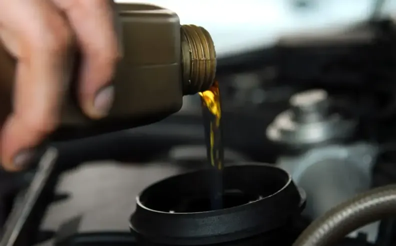 أسرار التكلفة: لماذا يُعتبر الزيت الاصطناعي أبهظ ثمنًا بشكل ملحوظ؟
