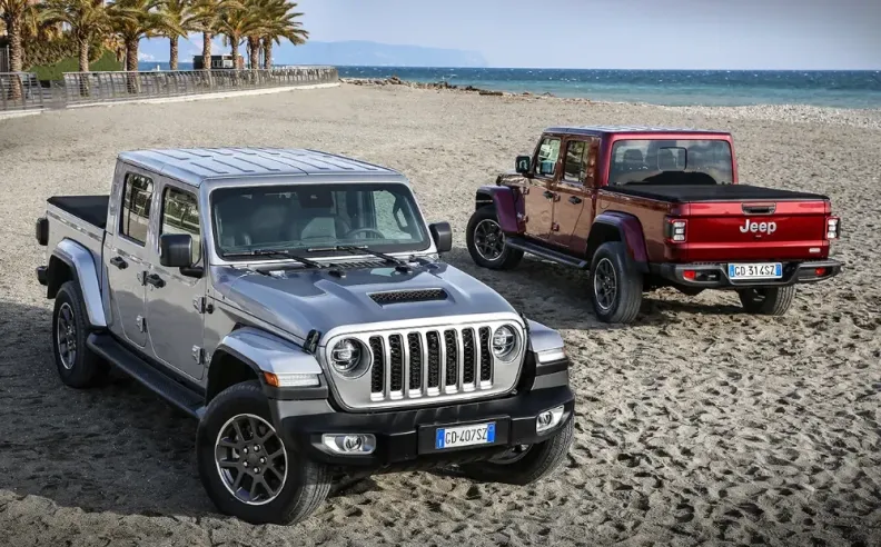 شاحنة جلادياتور تتوسط التشكيلة المتوفرة من وكالة جيب في السعودية