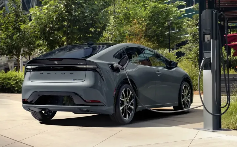 How Do Hybrid Cars Charge Their Batteries While Driving Without a Plug?