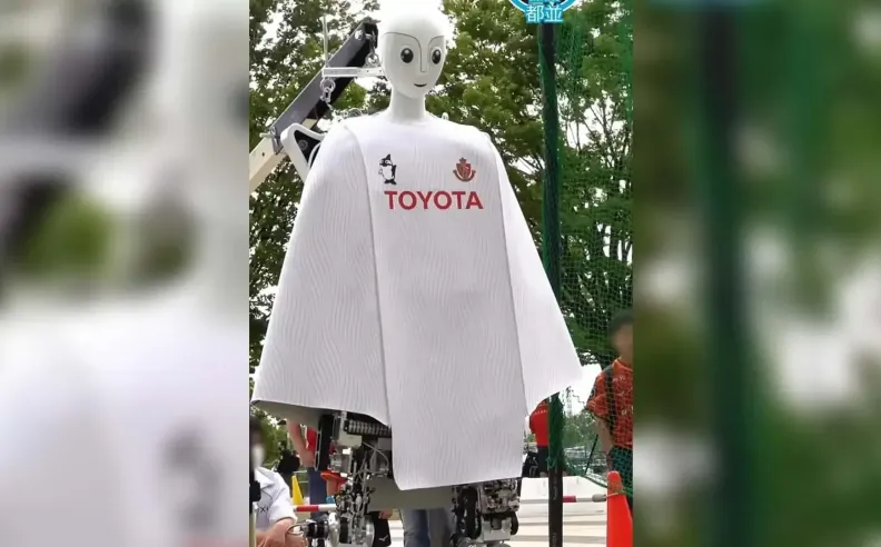 روبوت يلعب كرة القدم