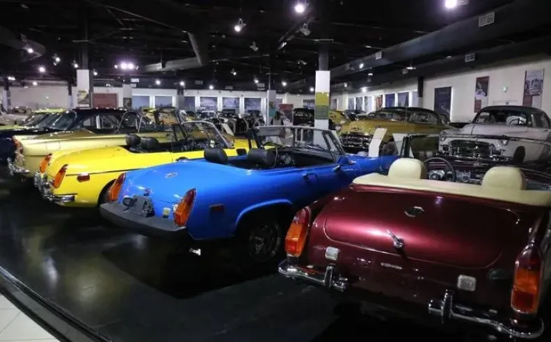 أقسام سيارات متحف الشارقة