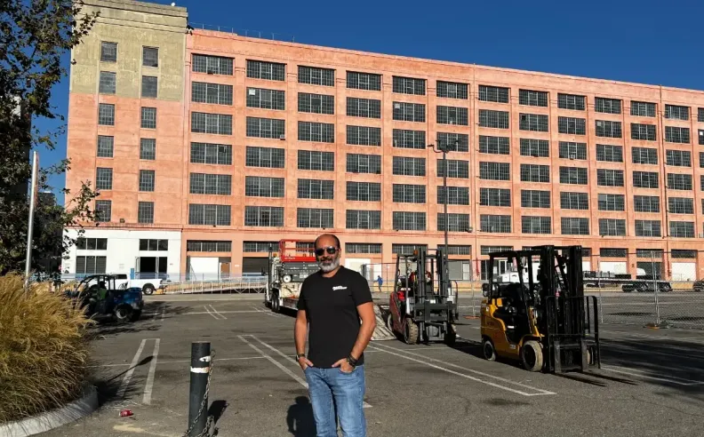 الجمع بين السياحة والسيارات والأفلام