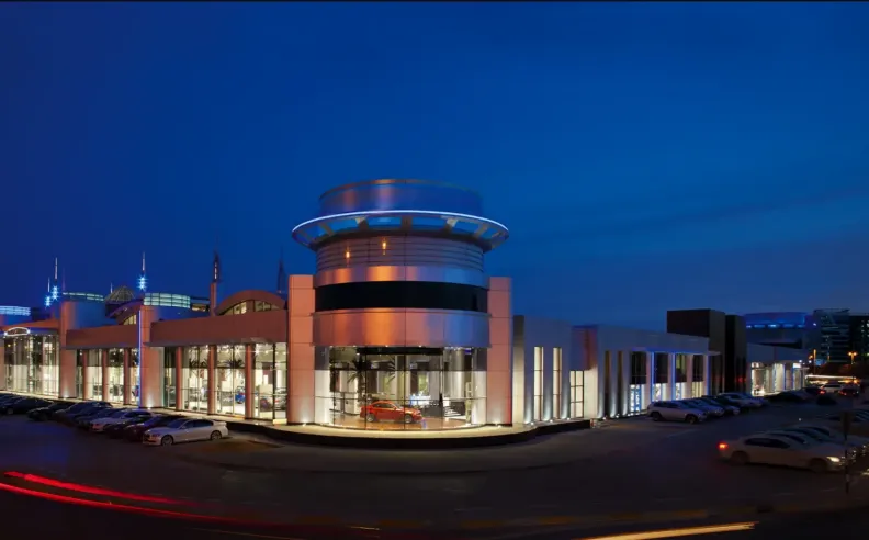 صالة عرض بي إم دبليو في الإمارات