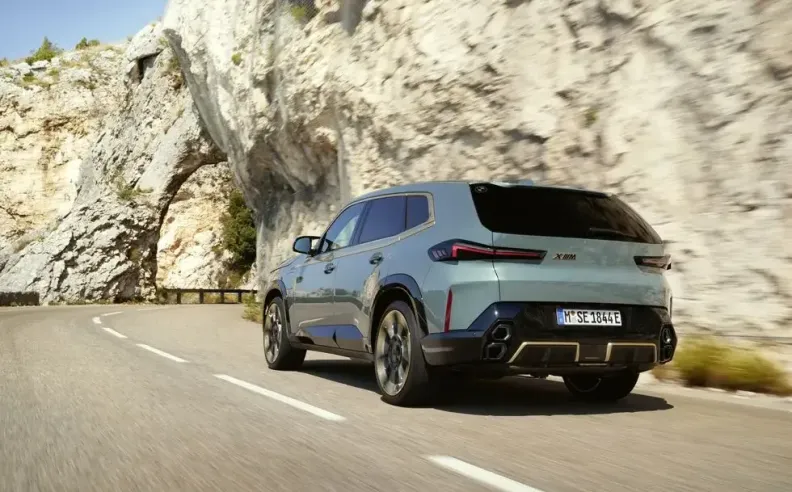 تألق بي ام دبليو XM في موسم سباقات 2024: الأمان والإثارة على حلبة دبي أوتودروم