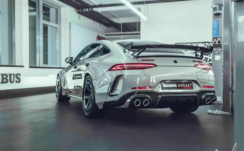 تصميم خارجي مبهر: هيكل الروكيت العريض من ألياف الكربون