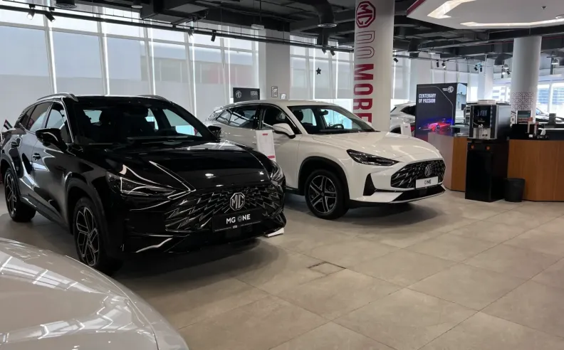 اكتشاف أسطول إم جي: من السيارات المدمجة إلى سيارات الاس يو في الرياضية 