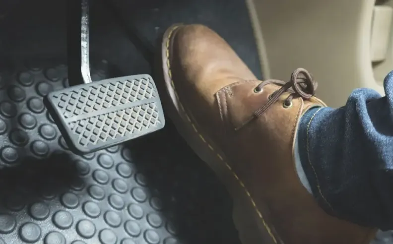 التركيب الخاطئ لأقراص الفرامل: عامل رئيسي في اهتزاز السيارة