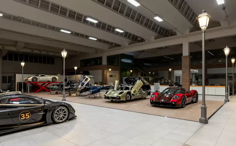On display, a Pagani Huayra Roadster BC and the P Zero™ Trofeo R tire