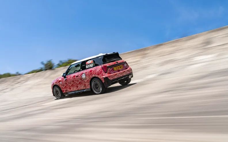 سيارة MINI John Cooper Works E