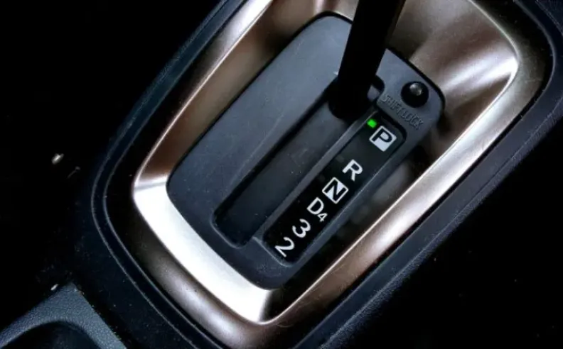 النقل إلى وضع الركن P والسيارة تمشي