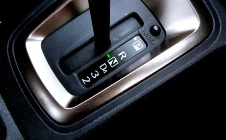 النقل إلى وضع N عند النزول من مرتفع أو تهدئة السرعة