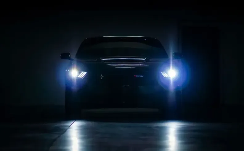 مصابيح أمامية تتحرك مع اتجاه نظرك لإنارة الطريق من فورد