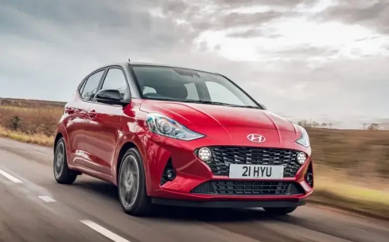 هيونداي i10 سياره صغيره مع خيارين للصف الثاني 