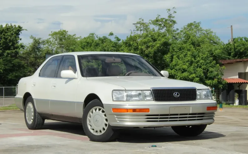 1990 لكزس LS: معيار جديد للسيارات الفاخرة