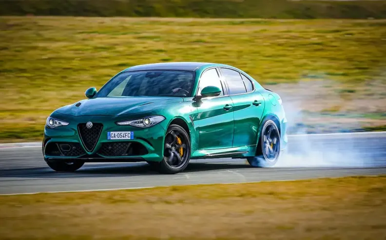 ألفا روميو جوليا: الحلم الكهربائي الإيطالي الجريء