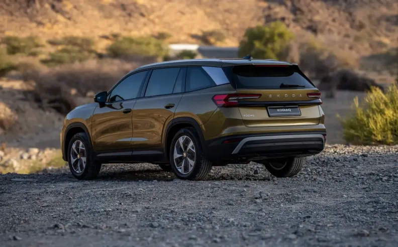 مقصورة داخلية رحبة مليئة بالتكنولوجيا