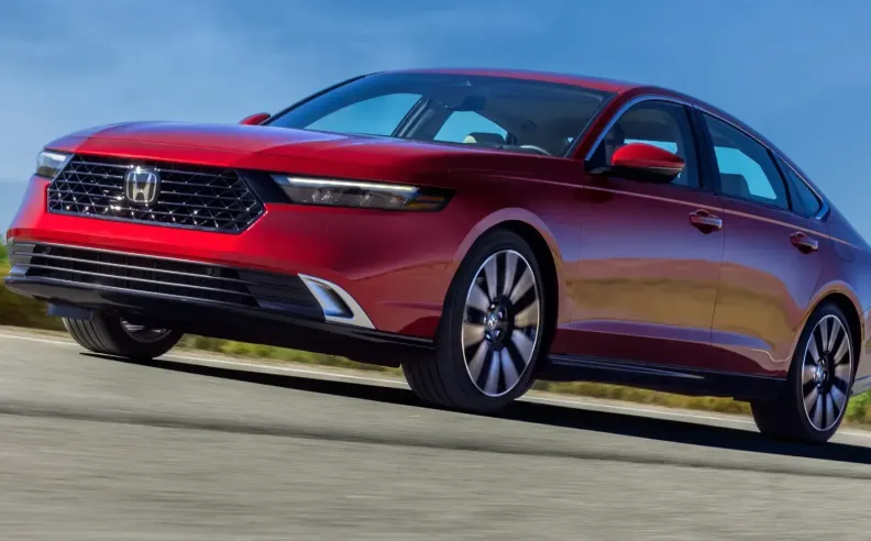 أفضل السيارات السيدان والهجينة لعام 2025