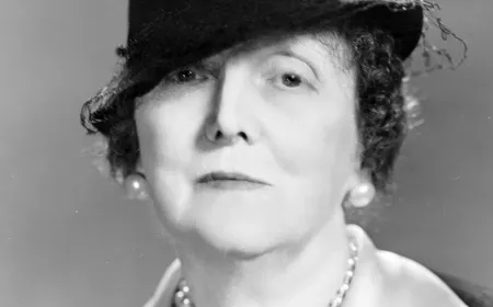 إيميلي بوست وعالم السيارات: كيف ساهمت أيقونة الإتيكيت في تشكيل ثقافة القيادة