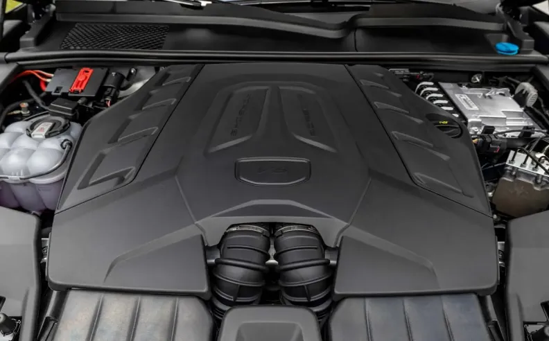 موازنة بين ICE، السيارات الكهربائية، والوقود الصناعي