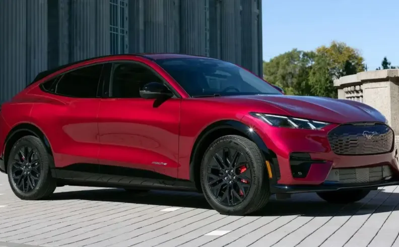 فورد موستانج Mach-E: الأناقة والأمان في حزمة كهربائية