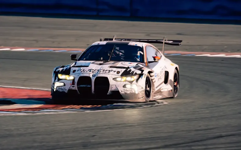 الزبير يشارك في افتتاحية GT مع المنار وBMW M4 GT3 EVO
