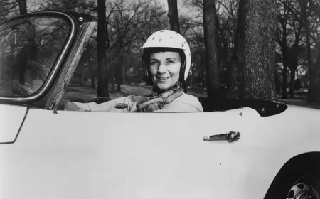 دينيس ماكلاجيج: الصحفية التي تسابقت مع الأساطير وقارعتهم