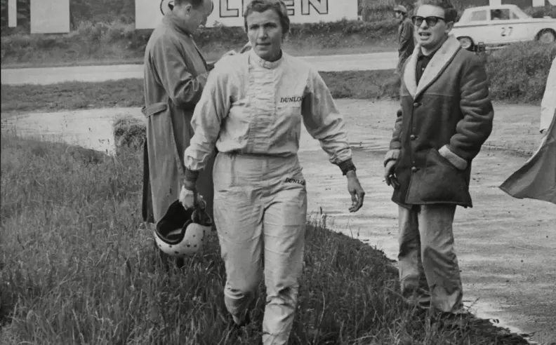 قلم مؤثر وصوت نسائي بارز