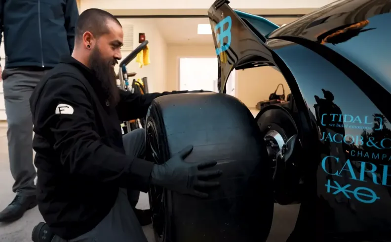 متطلبات صارمة للعناية: من المكابح الكربونية إلى أنظمة الإطفاء