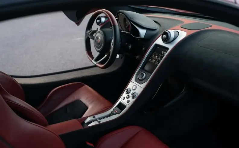 أسطورة خلف عجلة القيادة: هاميلتون وجنسن بوتون يطوران MP4-12C