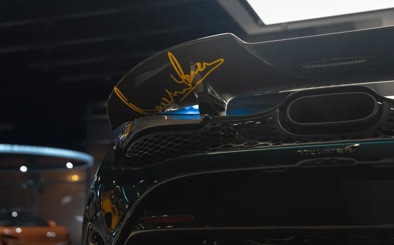 ماكلارين دبي تسلم سيارة 750S فريدة تبرز روعة الحرفية