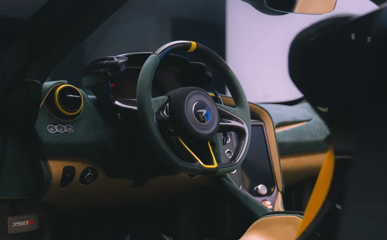 التصميم الخارجي الاخضر XP والمقصورة الداخلية المخصصة يكرمان ارث مكلارين