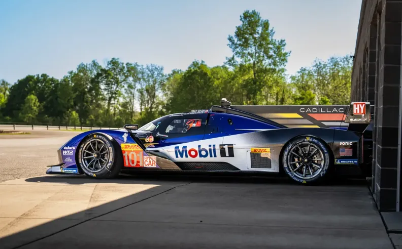 كاديلاك V-Series.R: هجينة الأداء تتألق في سباقات التحمل