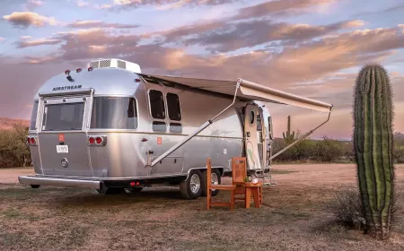 نوافذ دائرية وسرير ملكي: تخييم برؤية فنية خارجة عن المألوف