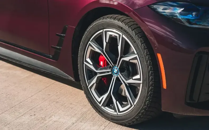 صيانة مكابح وإطارات السيارات الكهربائية