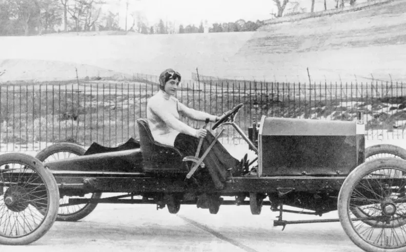 مرآة اليد وأول دليل قيادة نسائي