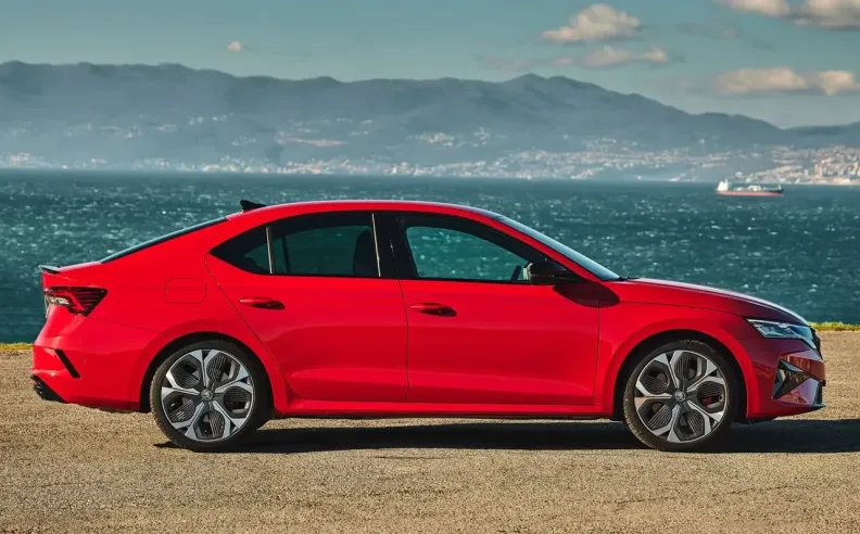 تصميم خارجي جريء: كل خط يحمل توقيع RS