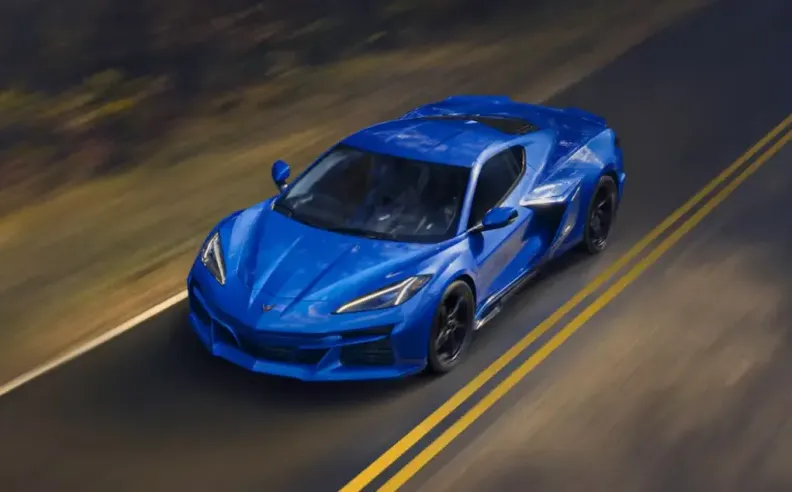 كورفيت E-Ray: الأسطورة تتحول كهربائيًا دون أن تفقد روحها