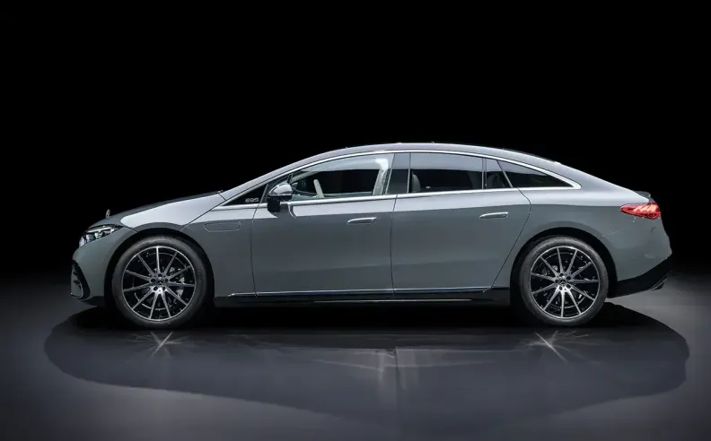 مواصفات أداء وشحن مرسيدس EQS 2025 في الإمارات