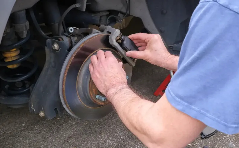 الخطوة الرابعة: اختبار الفرامل أثناء القيادة