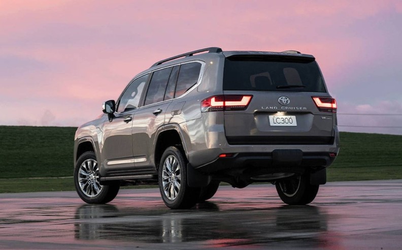 Interior and Features: How does the hybrid version stand out inside?